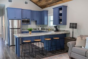 電子レンジ、オーブン、コーヒー / ティーメーカー、調理器具と食器