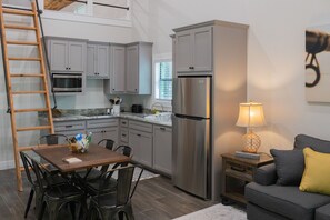 Microondas, horno, cafetera y tetera y utensilios de cocina 