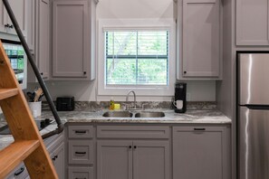 Microondas, horno, cafetera y tetera y utensilios de cocina 