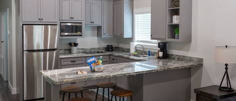 Refrigerador, microondas, horno y parrilla de estufa