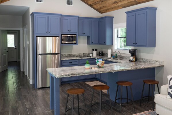 Microwave, oven, coffee/tea maker, cookware/dishes/utensils - The Perfect Retreat from you Cares and Worries, Two Creeks Crossing Resort (Livingston)