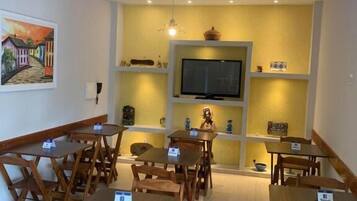 Café da manhã com buffet grátis todos os dias