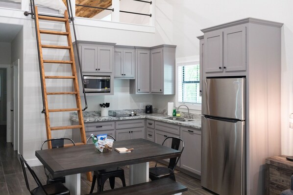 Kjøleskap, mikrobølgeovn, ovn og kokeplater