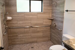 Een douche, handdoeken