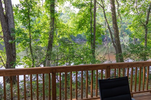 A Cozy ADA Accessible Getaway Right on the Water, Two Creeks Crossing Resort