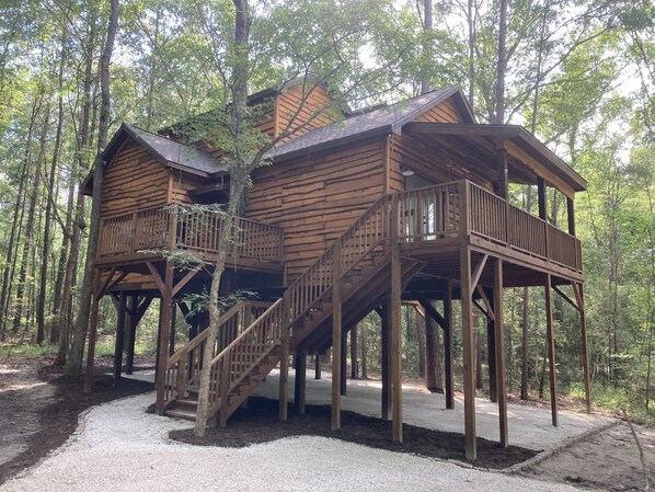 Exterior - Relax with a view from above in a tree-top getaway! Two Creeks Crossing Resort (Livingston)