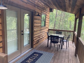 Outdoor dining - Relax with a view from above in a tree-top getaway! Two Creeks Crossing Resort (Livingston)