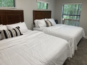 2 bedrooms, bed sheets - Relax with a view from above in a tree-top getaway! Two Creeks Crossing Resort (Livingston)