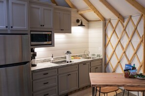 ثلاجة، ميكروويف، فرن، موقد طهي مسطح