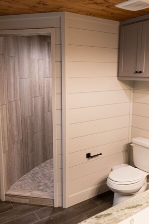 Shower, towels - Close to nature, but with all the modern amenities, Two Creeks Crossing Resort (Livingston)