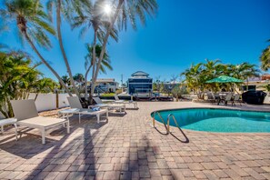 A heated pool - Sand Dollar #2: Canalfront & Pet Friendly with Pool by the Beach! (Fort Myers Beach)