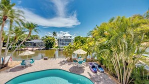 A heated pool - Sand Dollar Complex - Entire Canalfront Pet-Friendly Beach/Pool Complex (Fort Myers Beach)