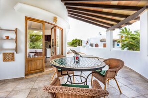 Outdoor dining - Holiday apartment Oasis on the upper floor with comfort and charm, pool, and a prime location close to the beach in Cala Santanyí  (Santanyi)
