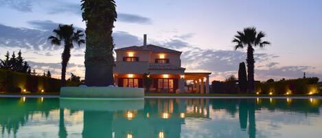 حمّام سباحة خارجي موسمي