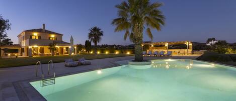 Kauden mukainen ulkouima-allas