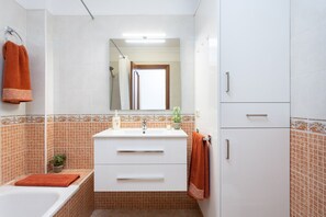 Banyera, assecador de cabells i tovalloles