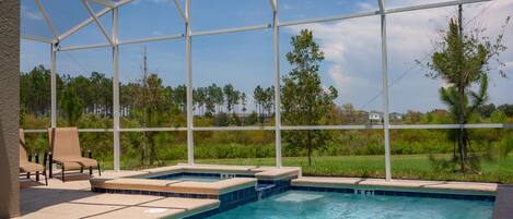 حمّام سباحة مُدفَّأ