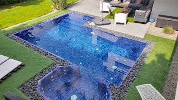 Piscine extérieure, chaises longues