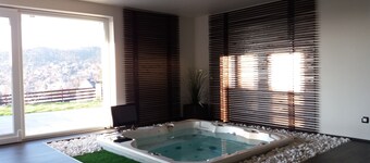 VILLA with JAKUZZI + SAUNA + POOL for families, couples and groups of friends.
