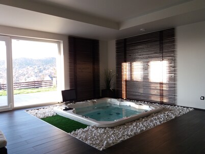VILLA with JAKUZZI + SAUNA + POOL for families, couples and groups of friends.