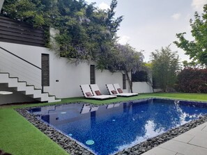 Piscina all'aperto, lettini