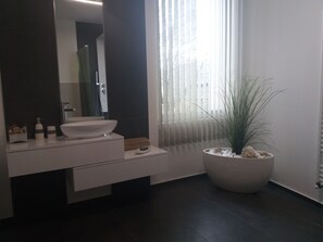 Bruser, hårtørrer, bidet, håndklæder