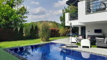 Piscina all'aperto, lettini