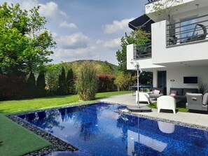 Piscine extérieure, chaises longues