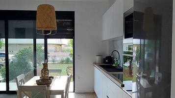 冰箱、微波炉、烤箱、洗碗机