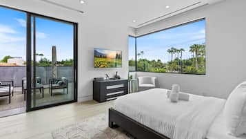5 bedrooms, individually decorated, individually furnished, desk