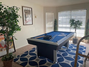 Games room - Beautiful Lone Mountain Pool Home that sleeps up to 10 people! (Las Vegas)
