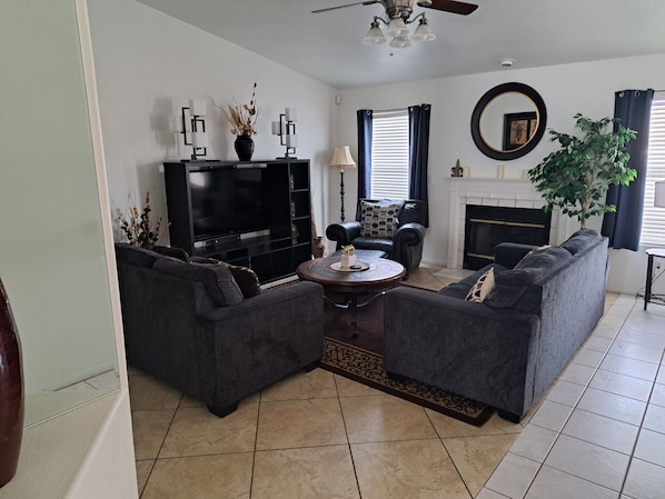 Living area - Beautiful Lone Mountain Pool Home that sleeps up to 10 people! (Las Vegas)