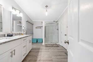 Combined shower/tub, hair dryer, towels