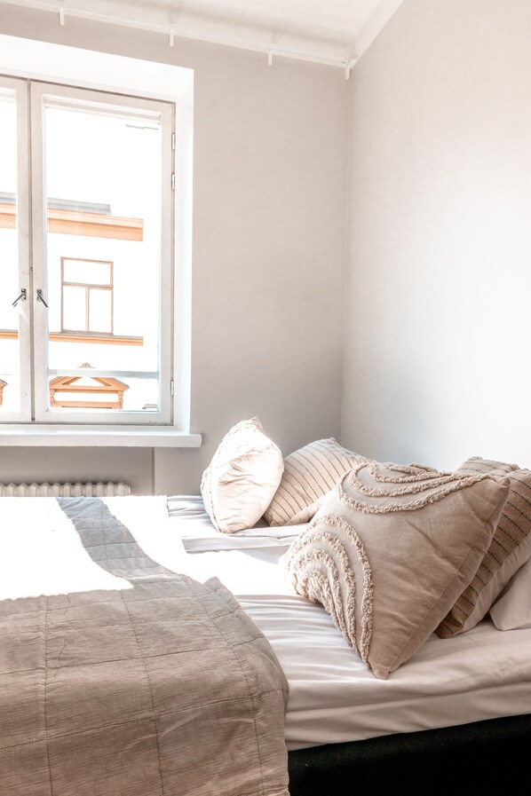 1 habitación, escritorio, tabla de planchar con plancha y cunas 