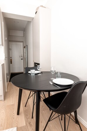 In-room dining - 2ndhomes Modern Studio close to the Sea (Helsinki)