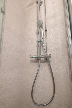 Bathroom shower - 2ndhomes Modern Studio close to the Sea (Helsinki)