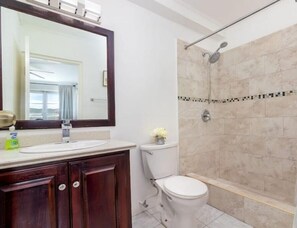 Shower, towels, soap, toilet paper - Apartment centrally located in New Kingston (Kingston)