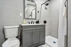 Secadora de cabello, bidet, toallas, jabón 