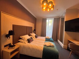 高档床上用品、办公桌  、笔记本电脑工作区、遮光窗帘