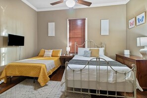 2 habitaciones, escritorio y tabla de planchar con plancha 
