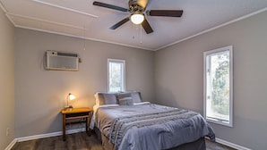 A bedroom with a bed, a desk, and a ceiling fan. - Cozy Mtn. Getaway in South Asheville (Asheville)