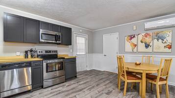 Economy Apartment | Dining room