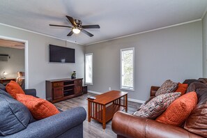 Economy Apartment | Living area | 40-inch Smart TV with digital channels, TV, Netflix - Cozy Mtn. Getaway in South Asheville (Asheville)