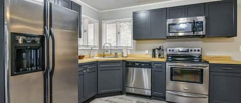 Economy Apartment | Private kitchen | Paper towels