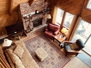 Smart-TV, Kamin, DVD-Player, Bücher