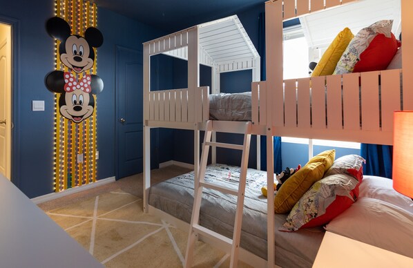 5 bedrooms, iron/ironing board, WiFi, bed sheets