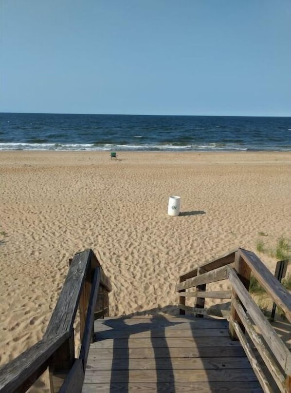 Sur la plage, chaise longue, serviettes de plage