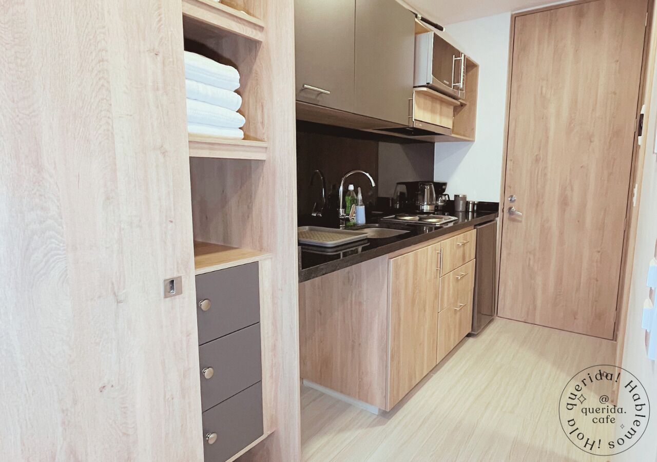 Kühlschrank, Mikrowelle, Herdplatte, Wasserkocher mit Kaffee-/Teezubehör