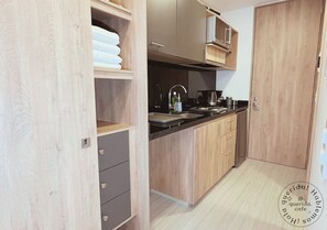 Refrigerador, microondas, parrilla de estufa y cafetera y tetera 