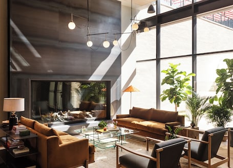 Sala de estar en el lobby. ROOST Baltimore